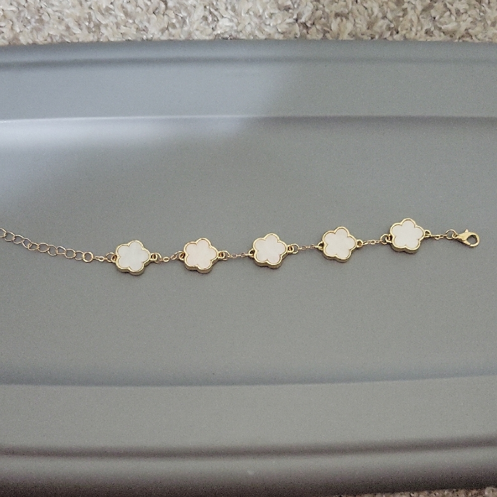 Elegant Gold and White Flower Bracelet